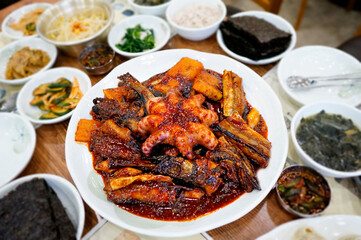 맛있는 코다리찜이 식탁 위에 놓여 있는 모습