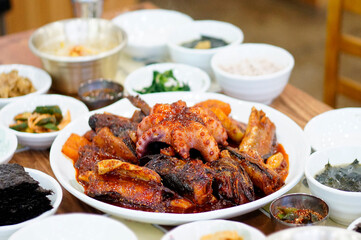 맛있는 코다리찜이 식탁 위에 놓여 있는 모습