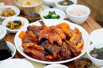 맛있는 코다리찜이 식탁 위에 놓여 있는 모습