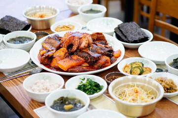 맛있는 코다리찜이 식탁 위에 놓여 있는 모습