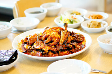 맛있는 코다리찜이 식탁 위에 놓여 있는 모습