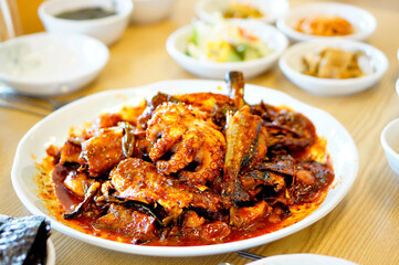 맛있는 코다리찜이 식탁 위에 놓여 있는 모습