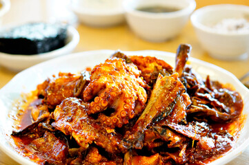 맛있는 코다리찜이 식탁 위에 놓여 있는 모습