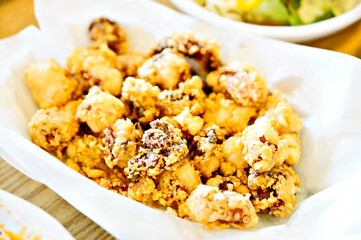 식탁 위에 문어 튀김이 놓여 있는 모습