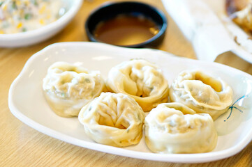 식탁 위에 찐 만두가 놓여 있는 모습