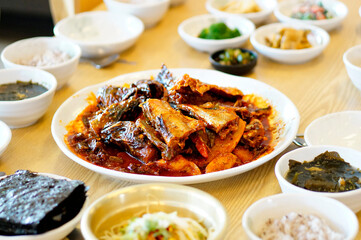 맛있는 코다리찜이 식탁 위에 놓여 있는 모습