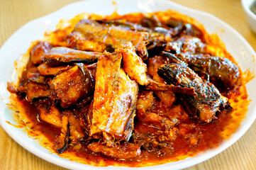 맛있는 코다리찜이 식탁 위에 놓여 있는 모습