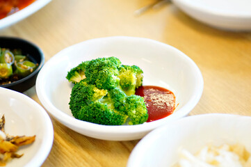 식탁 위에 브로클리 놓여 있는 모습