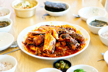 맛있는 코다리찜이 식탁 위에 놓여 있는 모습