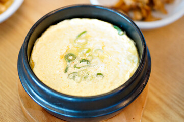 식탁 위에 계란찜이 놓여 있는 모습