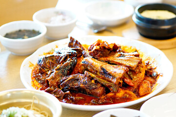 맛있는 코다리찜이 식탁 위에 놓여 있는 모습
