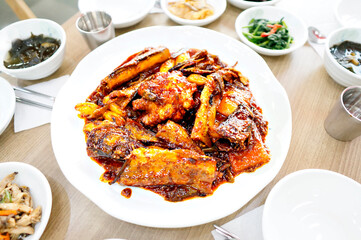 맛있는 코다리찜이 식탁 위에 놓여 있는 모습