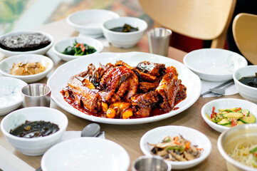 맛있는 코다리찜이 식탁 위에 놓여 있는 모습