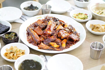 맛있는 코다리찜이 식탁 위에 놓여 있는 모습