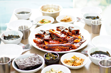 맛있는 코다리찜이 식탁 위에 놓여 있는 모습