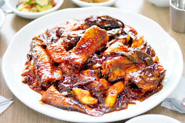 맛있는 코다리찜이 식탁 위에 놓여 있는 모습