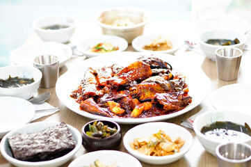 맛있는 코다리찜이 식탁 위에 놓여 있는 모습