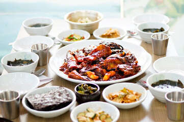 맛있는 코다리찜이 식탁 위에 놓여 있는 모습