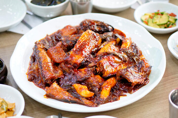 맛있는 코다리찜이 식탁 위에 놓여 있는 모습
