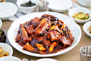 맛있는 코다리찜이 식탁 위에 놓여 있는 모습