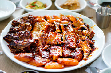 맛있는 코다리찜이 식탁 위에 놓여 있는 모습