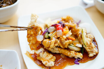 식탁 위에 탕수육 맛있게 먹고 있는 모습