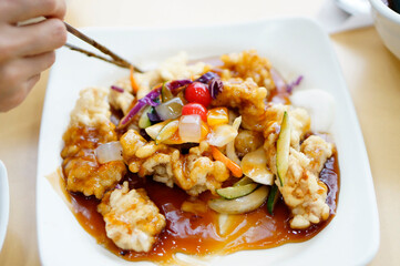 식탁 위에 탕수육 맛있게 먹고 있는 모습