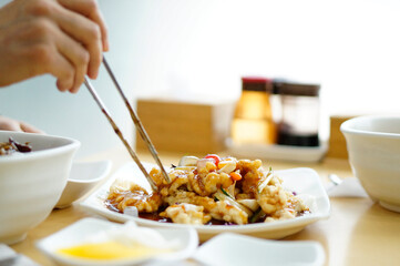 식탁 위에 탕수육 맛있게 먹고 있는 모습