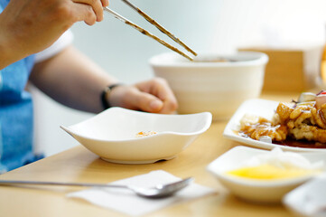 식탁 위에 탕수육 맛있게 먹고 있는 모습