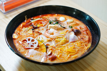 식탁 위에 마라탕이 놓여 있는 모습