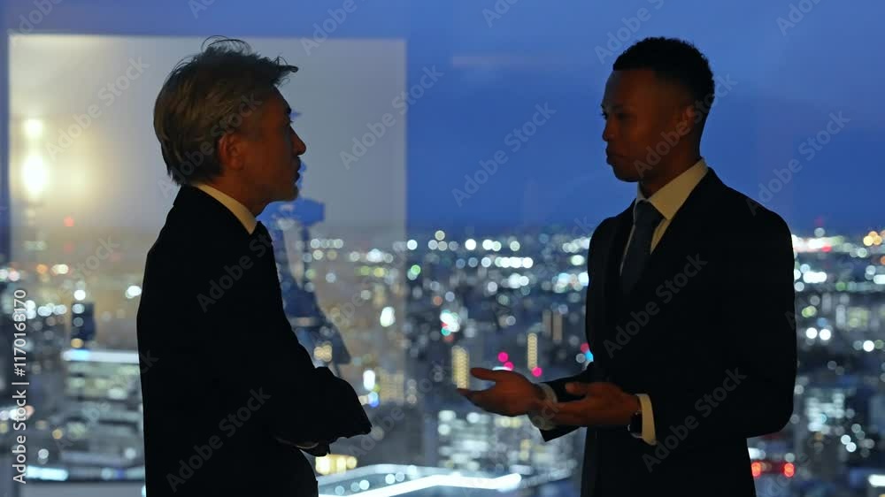 Poster ビジネス、英会話、夜景、ビジネスパーソン、笑顔、会話、会議、オフィス、シルエット、都市、社会、暗い、ロビー、ラウンジ、ホテル、パーティー、イルミネーション、ミーティング、打ち合わせ、グローバル、国際、外国人、日本人、黒人、ビジネスマン、エグゼクティブ、シリアス、談笑、商談、仕事、スーツ、経営、展望、交渉、ディール、外交、コミュニケーション、パートナー、エリート、中高年、シニア、ミドルエイジ、人材、