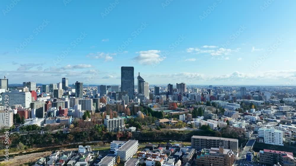 Aufkleber 都市、空撮、ドローン、都会、青空、パノラマ、展望、建設、現代、風景、景色、俯瞰、ハイアングル、地平線、景観、社会、建築、ビル、ビル群、不動産、高層ビル、摩天楼、日本、地方、自治体、行政、環境、交通、インフラ、開発、発展、コピースペース、自然、商業、ビジネス、産業、経済、遠景、飛行、昼間、晴れ、明るい、将来、未来、マンション、住宅、旅行、観光、60p、屋外
