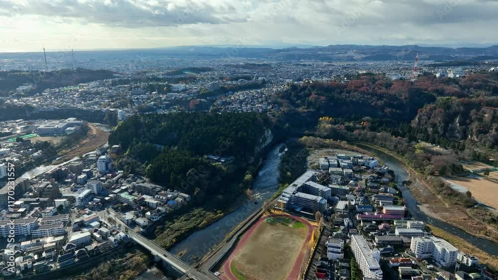 Aufkleber ドローン、空撮、都市、森林、街、俯瞰、風景、景色、展望、パノラマ、飛行、公共、行政、自然、地平線、青空、住宅、住宅地、住宅街、不動産、公園、グラウンド、道路、交通、インフラ、暮らし、建物、ビル、経済、景観、昼間、晴れ、明るい、河川、防災、上から見た、見下ろす、ハイアングル、現代、建設、建築、日本、社会、地方、自治体、環境、地域、産業、60p、開発