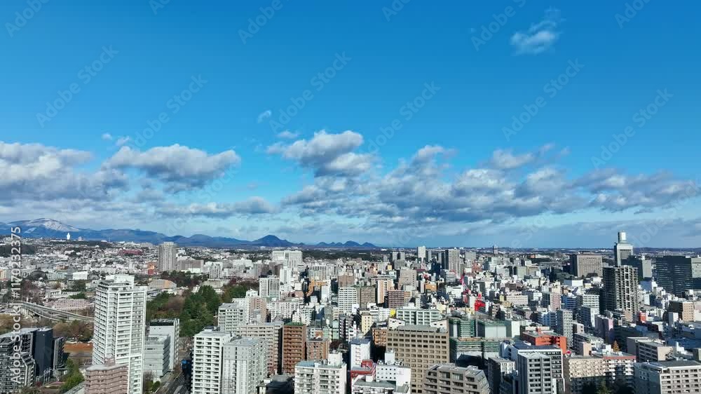 Leinwandbilder 都市、ドローン、空撮、俯瞰、青空、パノラマ、展望、景色、行政、ビジネス、ハイアングル、地平線、風景、景観、社会、現代、都会、建設、建築、ビル、ビル群、不動産、高層ビル、摩天楼、日本、街、観光、旅行、コピースペース、昼間、晴れ、明るい、雲、経済、企業、自然、遠近感、ダイナミック、公共、遠景、将来、前進、進歩、進化、未来、開発、発展、成長、60p、屋外