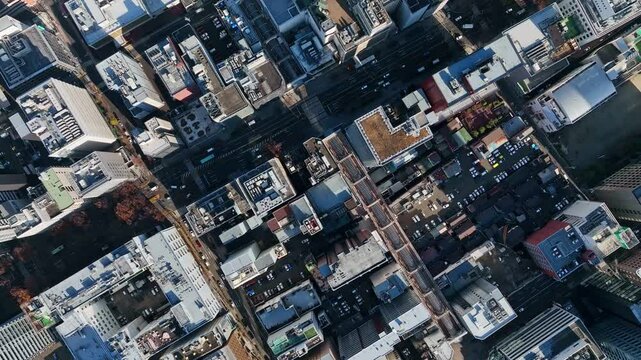 都市、社会、真俯瞰、ドローン、空撮、建設、産業、ビジネス、開発、日本、時代、都会、街、町並み、道路、交通、俯瞰、ハイアングル、風景、景色、景観、上から見た、見下ろす、現代、建築、ビル、ビル群、不動産、高層ビル、観光、旅行、地域、行政、経済、公共、将来、進歩、発展、成長、屋上、インフラ、繁華街、自動車、真上、暮らし、防災、鳥瞰図、住宅、モビリティ、60p