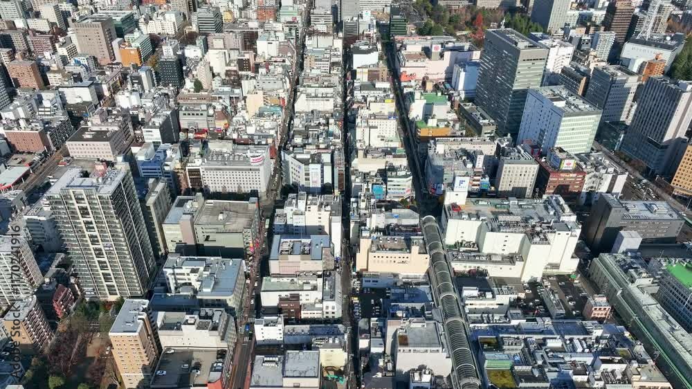 Leinwandbilder 都市、市街地、空撮、ドローン、社会、暮らし、ビル、建設、俯瞰、前進、進歩、進化、時代、住宅、商店街、ハイアングル、展望、風景、景色、景観、上から見た、見下ろす、現代、都会、建築、ビル群、不動産、日本、町並み、街、観光、旅行、地域、地方、行政、交通、インフラ、産業、ビジネス、商業、道路、自動車、屋上、テクノロジー、技術、企業、店舗、密集、60p、経営