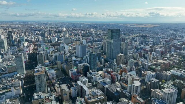 都市、空撮、社会、展望、ドローン、ビジネス、経済、都会、時代、不動産、俯瞰、ハイアングル、パノラマ、地平線、風景、景色、景観、上から見た、見下ろす、青空、環境、町並み、街、現代、建設、建築、ビル、ビル群、高層ビル、摩天楼、日本、観光、旅行、コピースペース、昼間、晴れ、企業、経営、タワーマンション、絶景、インパクト、迫力、インフラ、産業、道路、交通、広角、広大、60p、未来