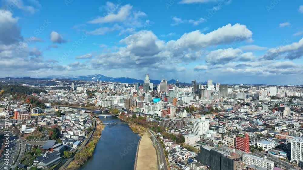 Aufkleber 都市、青空、空撮、ドローン、防災、河川、暮らし、道路、交通、社会、俯瞰、ハイアングル、展望、パノラマ、地平線、風景、景色、景観、上から見た、見下ろす、現代、都会、建設、建築、ビル、ビル群、不動産、高層ビル、摩天楼、日本、町並み、街、観光、旅行、コピースペース、昼間、晴れ、地域、地方、自治体、行政、公共、開発、発展、自然、時代、将来、前進、60p、進歩