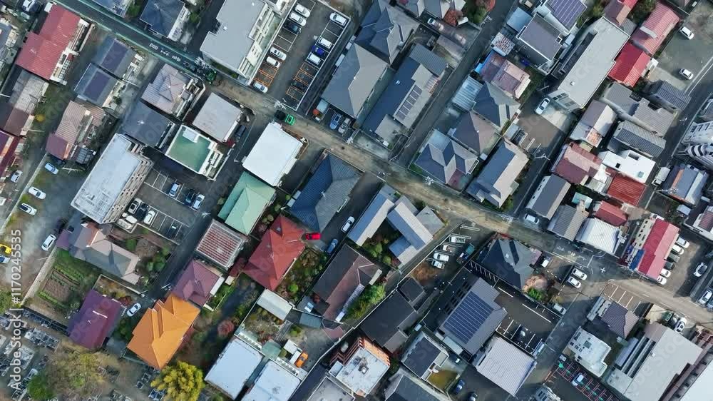 Aufkleber 住宅、住宅地、社会、空撮、真俯瞰、ドローン、建築、暮らし、住まい、地域、地方、町並み、屋根、ソーラーパネル、建設、道路、交通、自動車、不動産、生活、環境、公共、行政、俯瞰、真上、ハイアングル、飛行、展望、風景、景色、景観、上から見た、見下ろす、都市、現代、都会、日本、街、インフラ、ビジネス、産業、前進、将来、進歩、屋外、明るい、昼間、ポジティブ、60p、衛星
