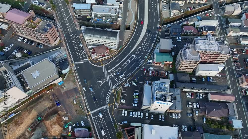 Poster 都市、道路、交通、自動車、ドローン、空撮、俯瞰、社会、ドライブ、安全、テクノロジー、技術、建設、物流、ロジスティクス、交差点、スピード、ハイアングル、展望、パノラマ、風景、景色、景観、上から見た、見下ろす、現代、都会、建築、ビル、ビル群、街、観光、旅行、昼間、暮らし、クルマ、運転、運送、市街地、日本、時代、インフラ、産業、ビジネス、経済、行政、将来、前進、60p、走行
