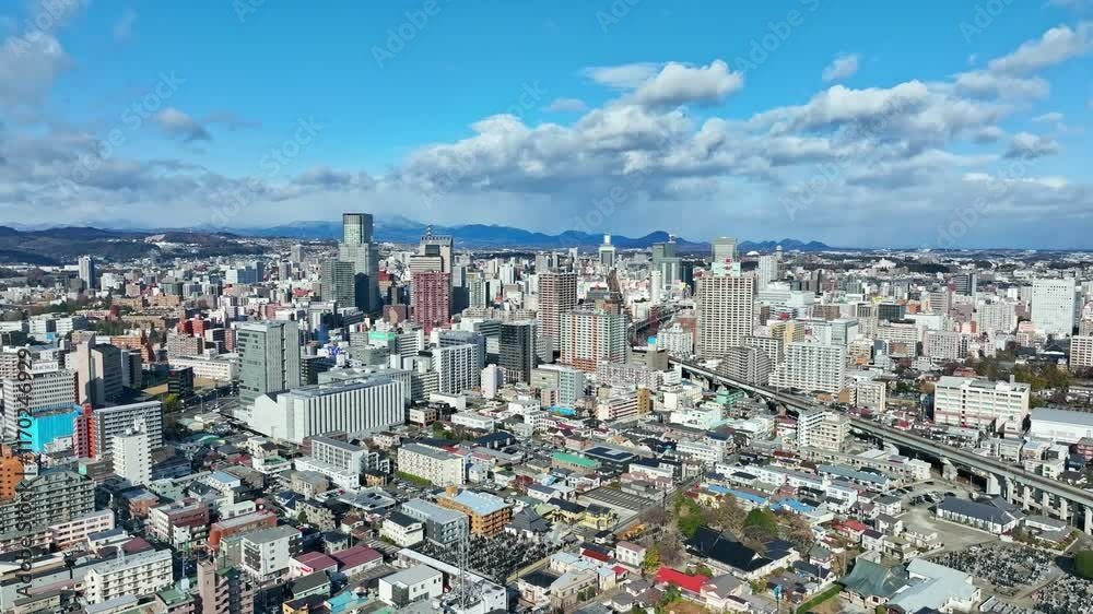 Fototapete 都市、社会、ドローン、空撮、青空、地平線、パノラマ、展望、旋回、回転、ビル、ビル群、俯瞰、ハイアングル、風景、景色、景観、上から見た、見下ろす、現代、都会、建設、建築、不動産、高層ビル、摩天楼、日本、町並み、街、観光、旅行、コピースペース、昼間、晴れ、地域、地方、住宅、暮らし、ビジネス、産業、経済、市街地、自治体、行政、公共、インフラ、道路、60p、交通、時代
