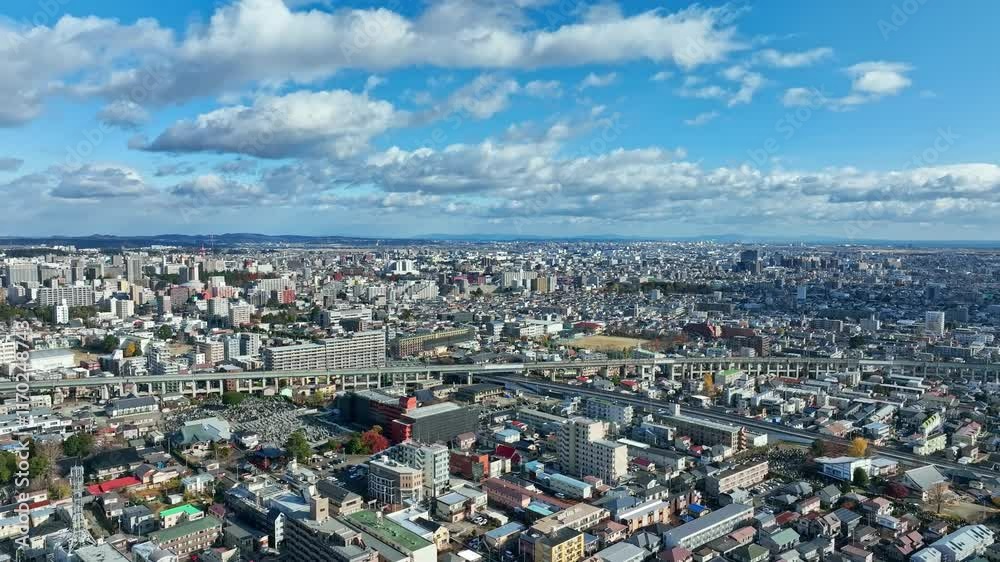 Aufkleber 都市、社会、交通、ドローン、空撮、俯瞰、線路、住宅、市街地、住宅地、青空、地平線、ハイアングル、展望、パノラマ、風景、景色、景観、上から見た、見下ろす、現代、都会、建設、建築、ビル、ビル群、不動産、日本、町並み、街、観光、旅行、コピースペース、昼間、晴れ、明るい、行政、公共、地方、自治体、地域、ビジネス、産業、インフラ、広角、絶景、道路、60p、高架、開発