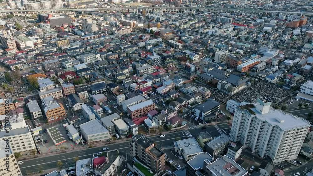 Aufkleber 都市、社会、住宅、住宅地、市街地、ドローン、空撮、俯瞰、建設、不動産、建築、インフラ、道路、交通、ビジネス、産業、物流、屋根、ハイアングル、展望、パノラマ、風景、景色、景観、上から見た、見下ろす、現代、都会、ビル、ビル群、高層ビル、摩天楼、日本、町並み、街、行政、公共、地方、自治体、地域、マンション、一戸建て、集合住宅、アパート、飛行、上空、前進、繁栄、60p、進歩