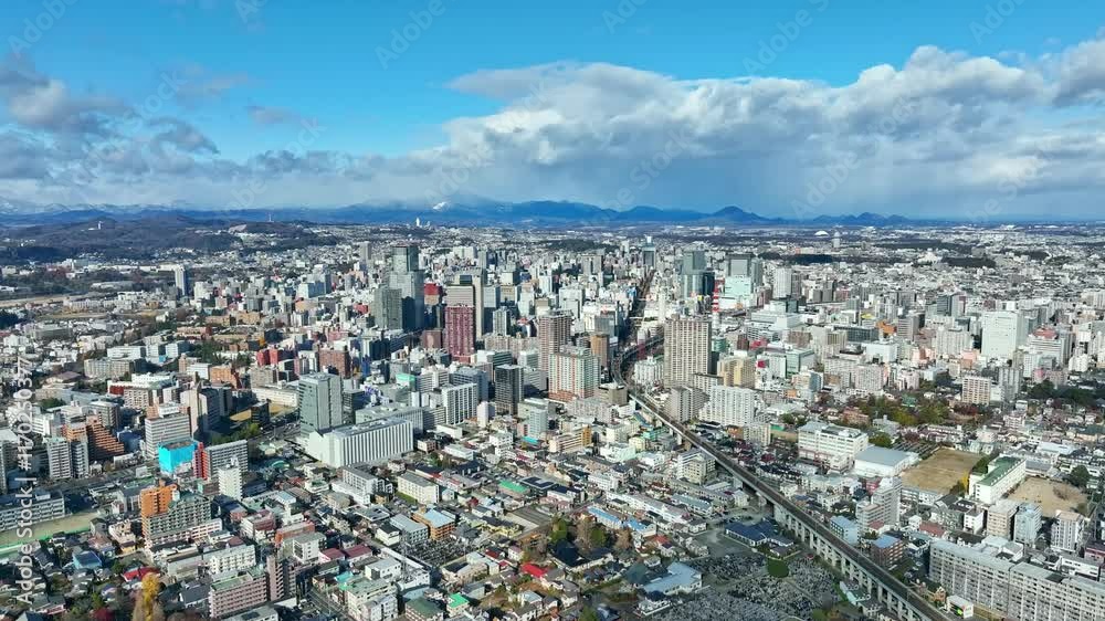 Aufkleber 都市、空撮、ドローン、俯瞰、青空、地平線、パノラマ、市街地、前進、日本、ハイアングル、展望、風景、景色、景観、上から見た、見下ろす、社会、現代、都会、建設、建築、ビル、ビル群、不動産、高層ビル、摩天楼、町並み、街、観光、旅行、コピースペース、昼間、晴れ、明るい、行政、公共、地方、自治体、地域、ビジネス、産業、インフラ、将来、進歩、開発、発展、繁栄、60p、未来