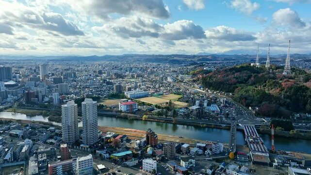 都市、ドローン、空撮、社会、道路、河川、防災、行政、青空、地平線、パノラマ、電波、電波塔、アンテナ、ワイヤレス、無線、放送、不動産、マンション、自然、環境、交通、インフラ、テクノロジー、俯瞰、ハイアングル、展望、風景、景色、景観、上から見た、見下ろす、現代、都会、建設、建築、ビル、市街地、住宅地、住宅、日本、町並み、街、公共、地方、自治体、地域、60p、ビジネス、産業
