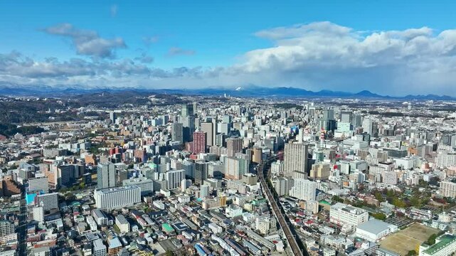 都市、社会、ドローン、空撮、青空、地平線、道路、交通、産業、ビジネス、インフラ、俯瞰、ハイアングル、展望、パノラマ、風景、景色、景観、上から見た、見下ろす、現代、都会、建設、建築、ビル、ビル群、不動産、高層ビル、摩天楼、日本、町並み、街、観光、旅行、コピースペース、昼間、晴れ、明るい、行政、公共、地方、自治体、地域、広角、自然、変化、環境、未来、60p、テクノロジー