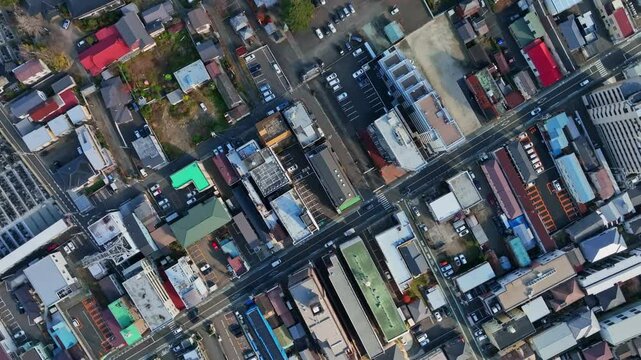 社会、空撮、ドローン、都市、建設、真俯瞰、回転、旋回、展望、未来、将来、ビジネス、産業、交通、道路、時代、住宅、住宅地、テクノロジー、青空、防災、河川、変化、モーション、変動、ポジティブ、発展、成長、開発、インフラ、自然、環境、俯瞰、ハイアングル、パノラマ、地平線、風景、景色、景観、上から見た、見下ろす、現代、都会、建築、ビル、不動産、日本、行政、60p、公共