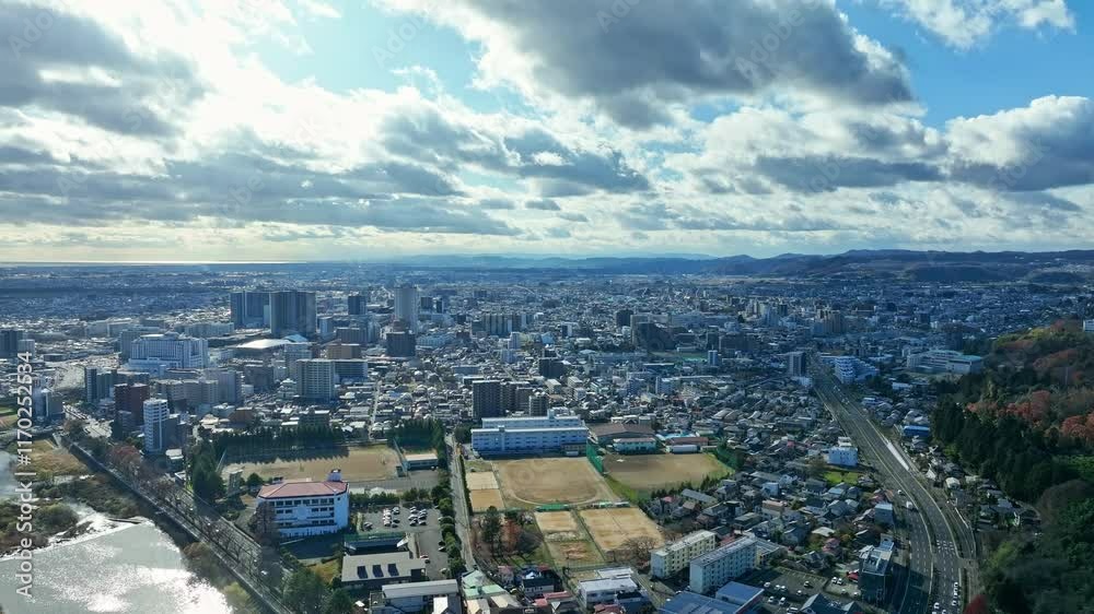 Fototapete 都市、空撮、ドローン、地域、地方、暮らし、建設、青空、地平線、社会、市街地、雲、天気、気候、産業、道路、交通、インフラ、住宅、住宅地、グラウンド、学校、運動場、公共、行政、自治体、ビジネス、コピースペース、昼間、晴れ、俯瞰、ハイアングル、展望、パノラマ、風景、景色、景観、上から見た、見下ろす、現代、都会、建築、ビル、自然、環境、旅行、観光、60p、不動産、住まい