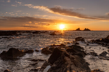 Fototapeta premium 真鶴半島の海から上がる日の出の風景