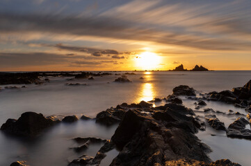真鶴半島の海から上がる日の出の風景